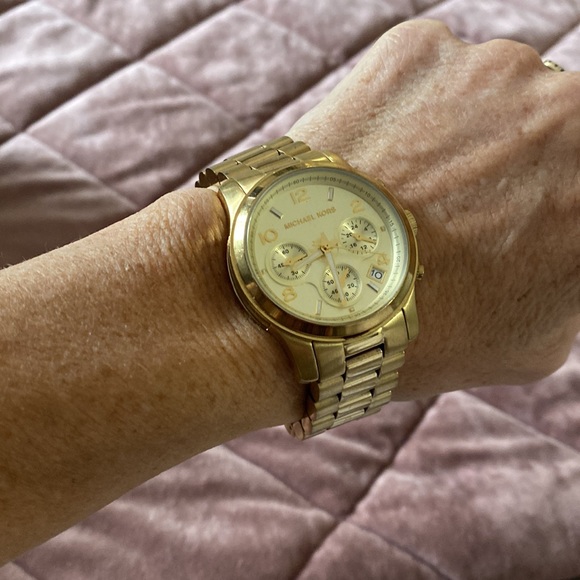 Michael lots gold watch! - Picture 2 of 2
